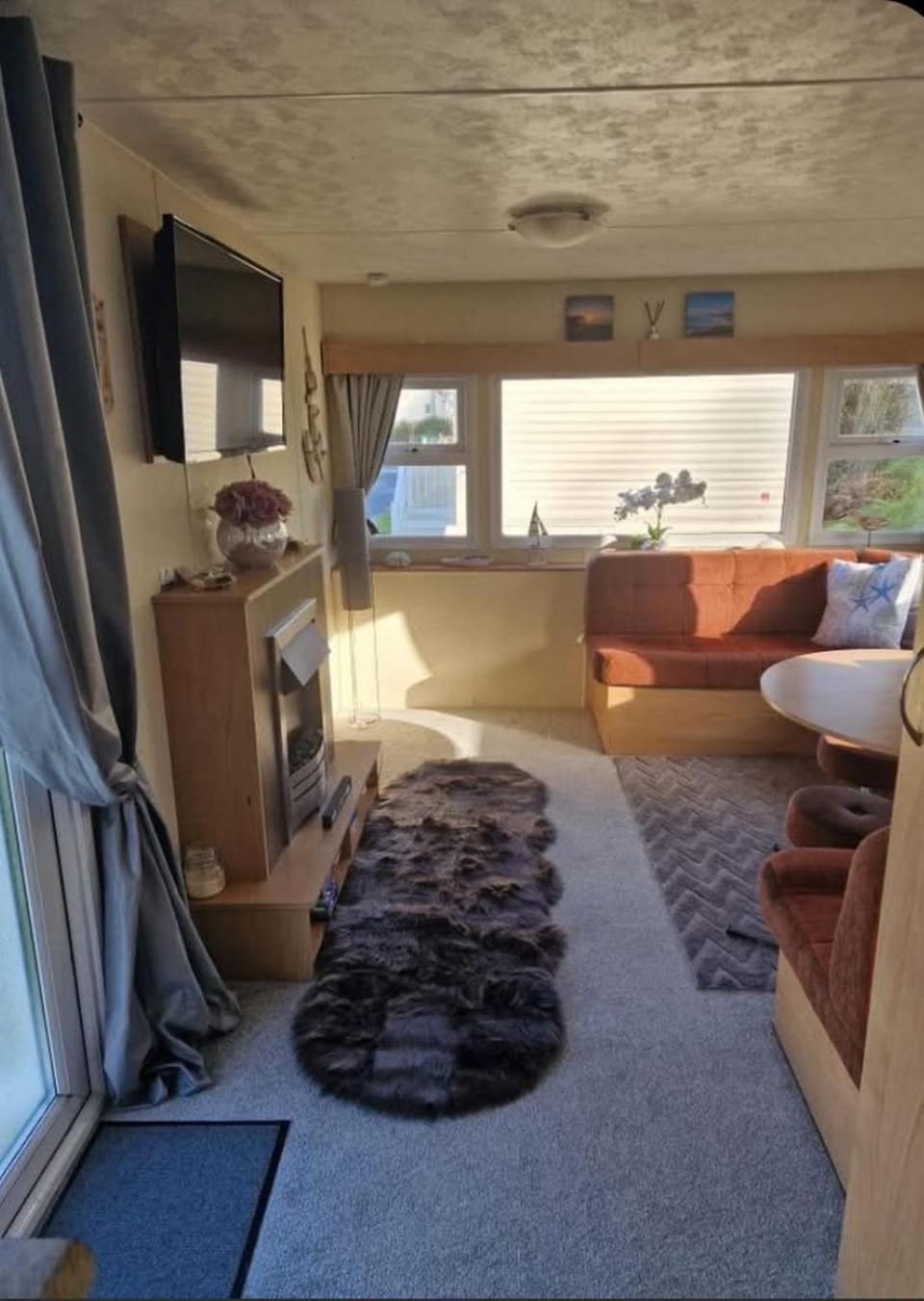 3 Bed Caravan - Sleeps 6 - Pets - Parking - Wifi House in Wales