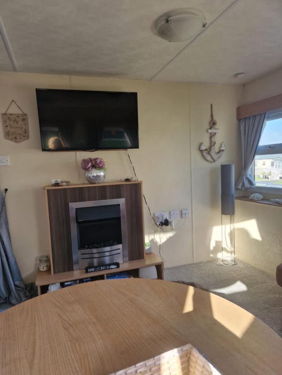 3 Bed Caravan - Sleeps 6 - Pets - Parking - Wifi House in Wales