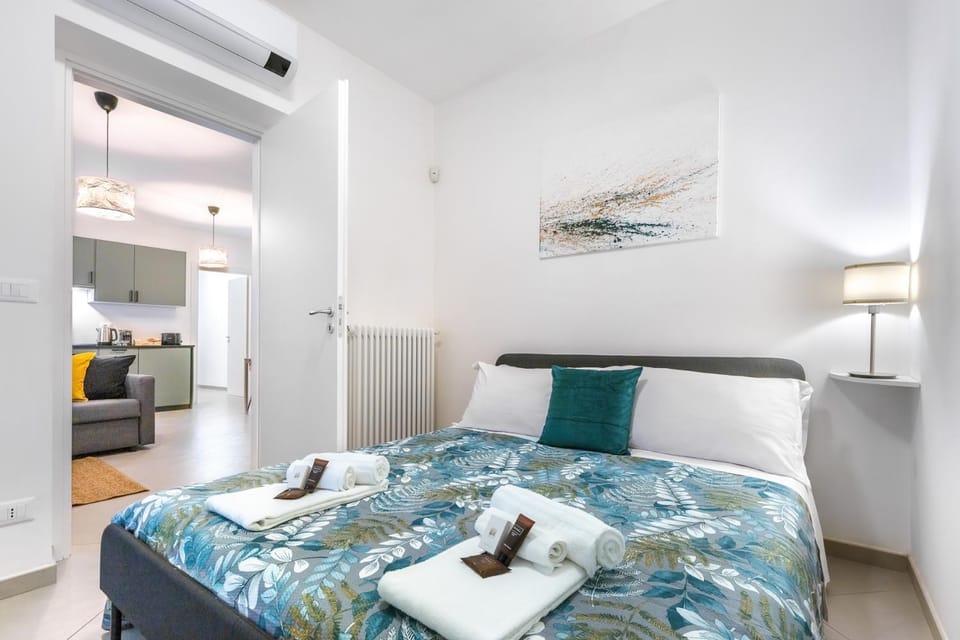 Bed, Bedroom, towels