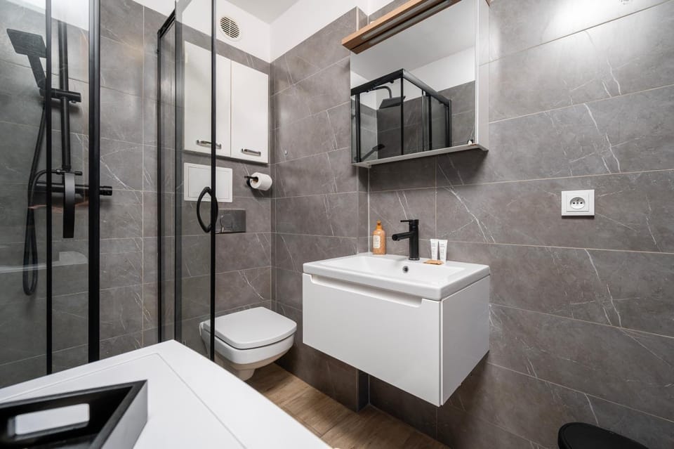Shower, Toilet, Bathroom, towels