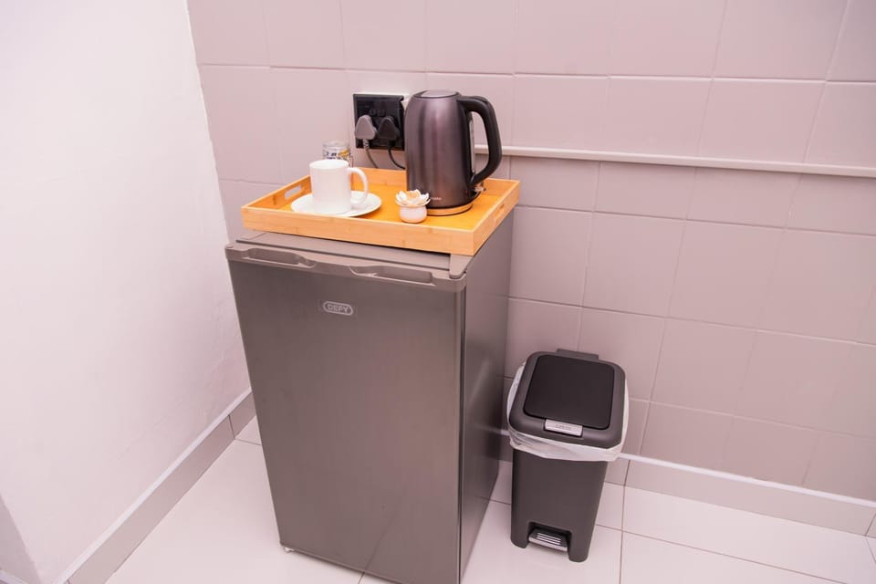 Kitchen or kitchenette, minibar