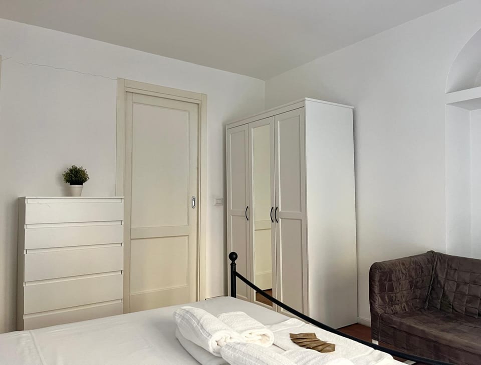 Bed, Living room, Photo of the whole room, Seating area, Bedroom, wardrobe