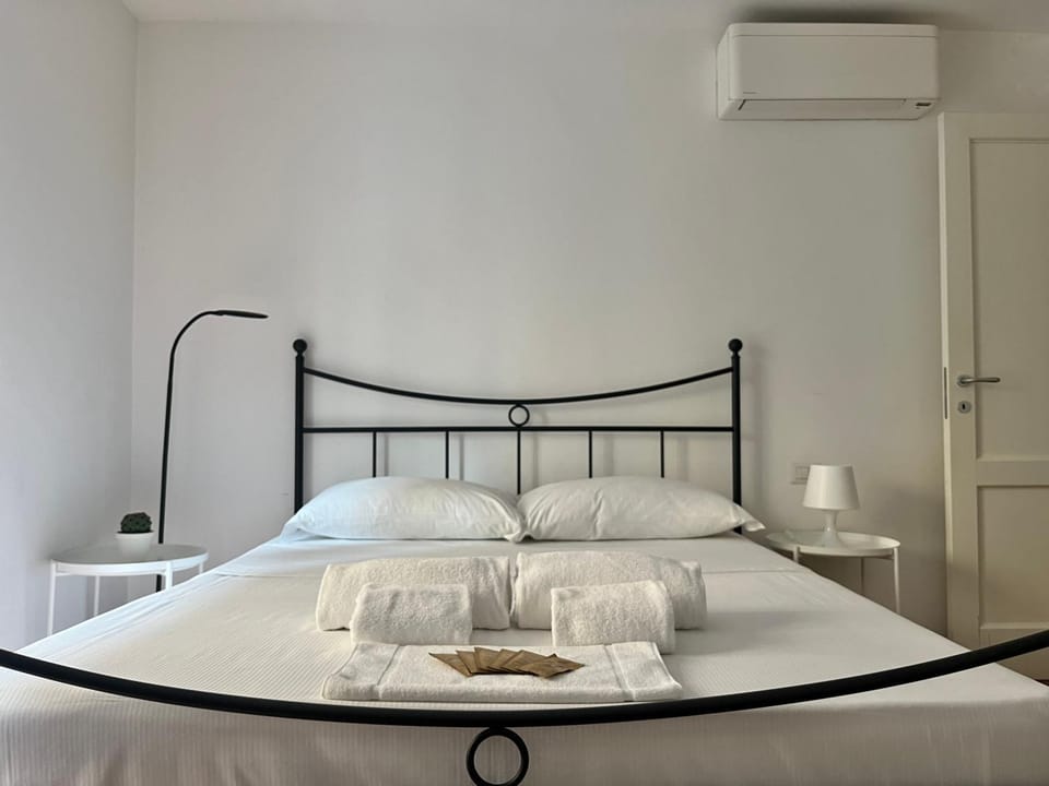 Bed, Photo of the whole room, Bedroom, towels, air conditioner