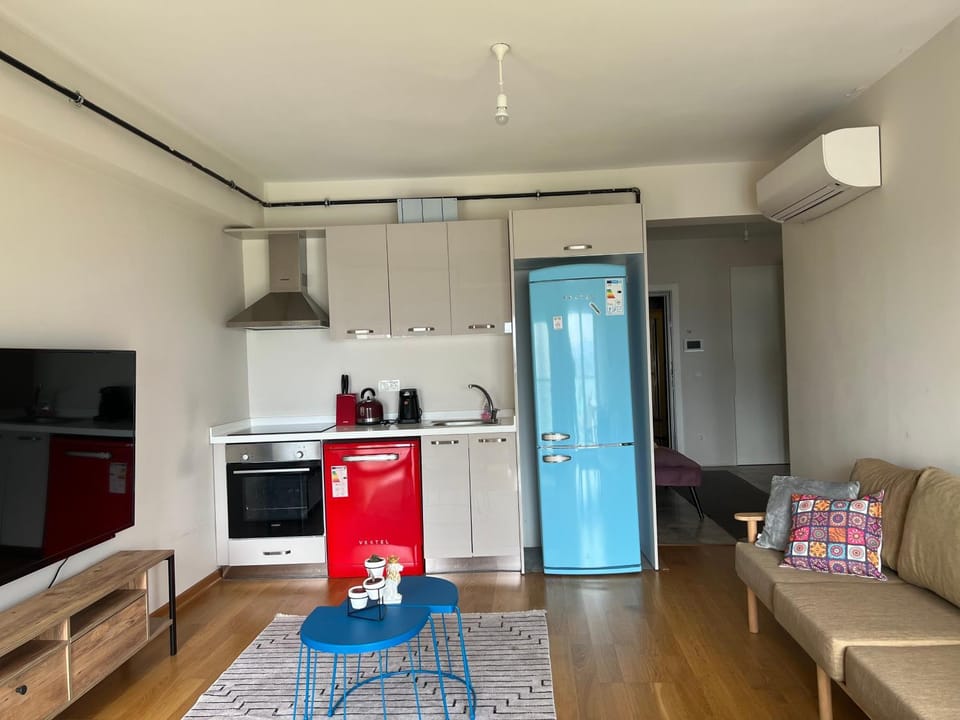 Kitchen or kitchenette, Seating area, dishwasher, oven, stove
