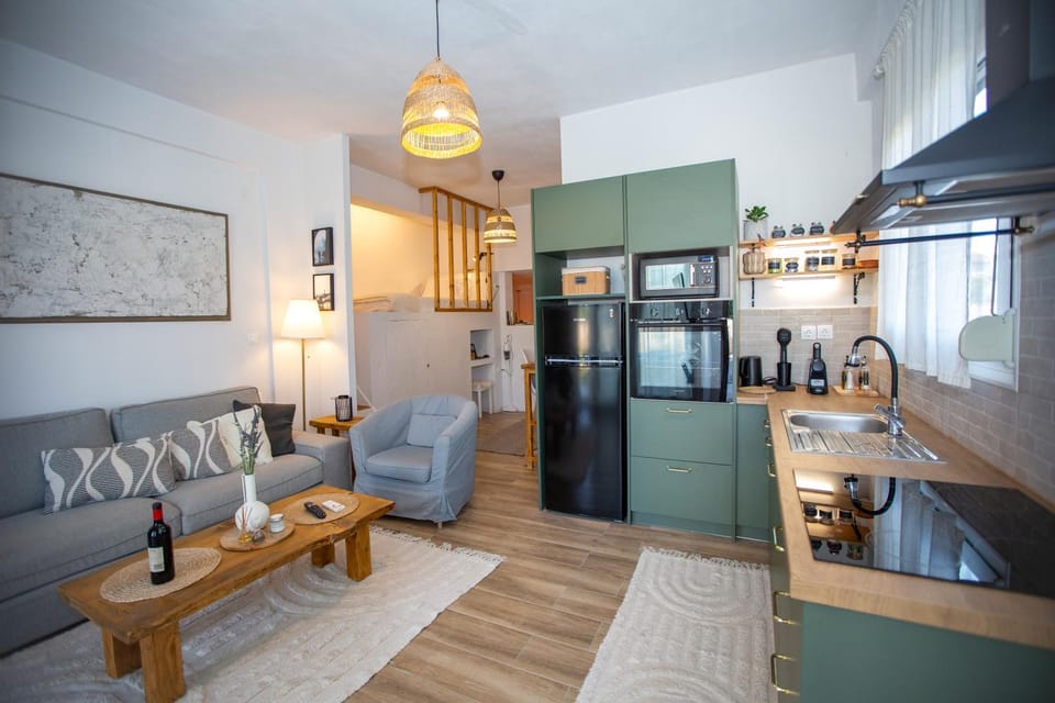 Kitchen or kitchenette, Seating area
