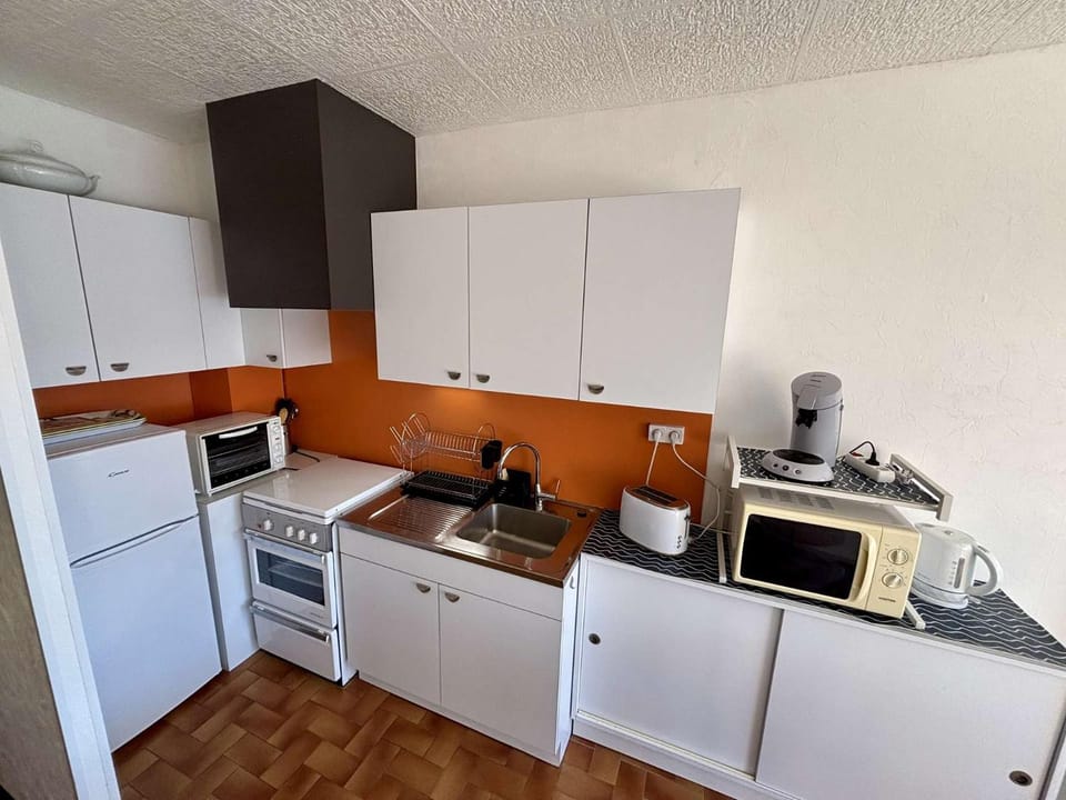 Coffee/tea facilities, Kitchen or kitchenette, oven, stove, toaster
