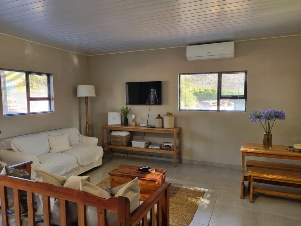 TV and multimedia, Living room, Seating area, Dining area, air conditioner