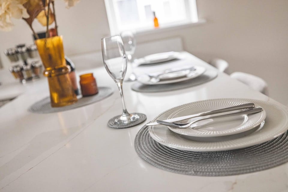 Stylish 2 Bed with Parking, 5 Min Walk to Windsor Apartment in Windsor