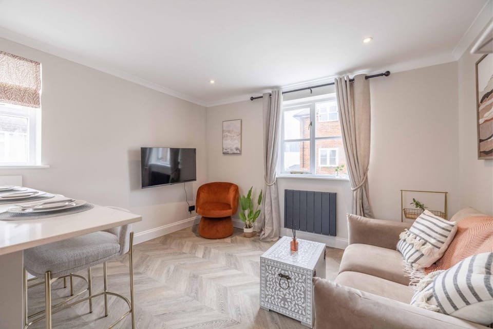 Stylish 2 Bed with Parking, 5 Min Walk to Windsor Apartment in Windsor