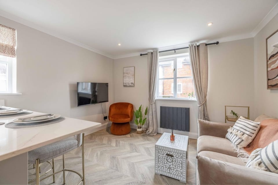 Stylish 2 Bed with Parking, 5 Min Walk to Windsor Apartment in Windsor