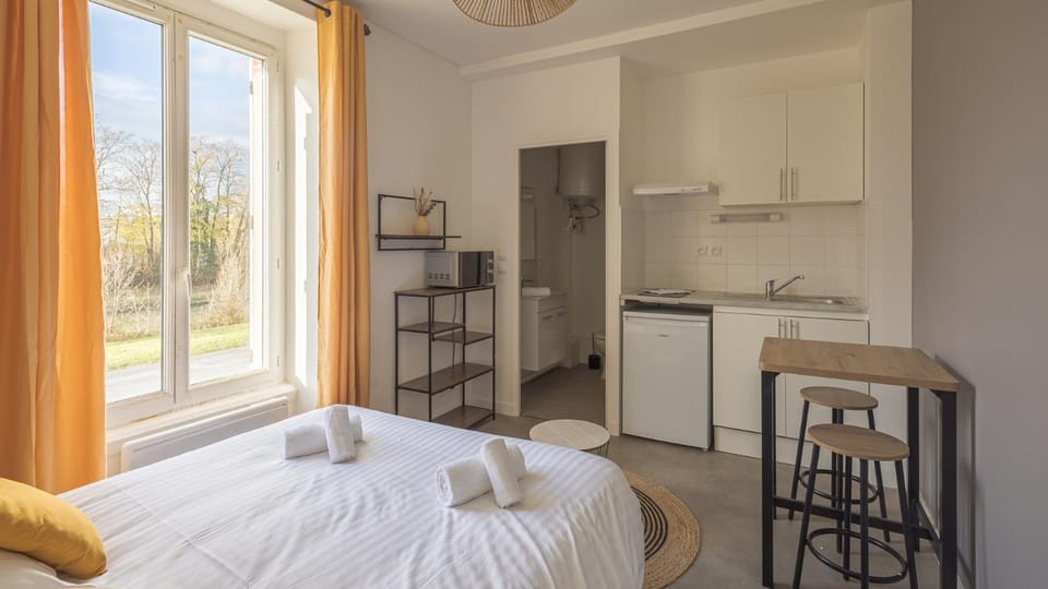 Bed, Photo of the whole room, Bedroom