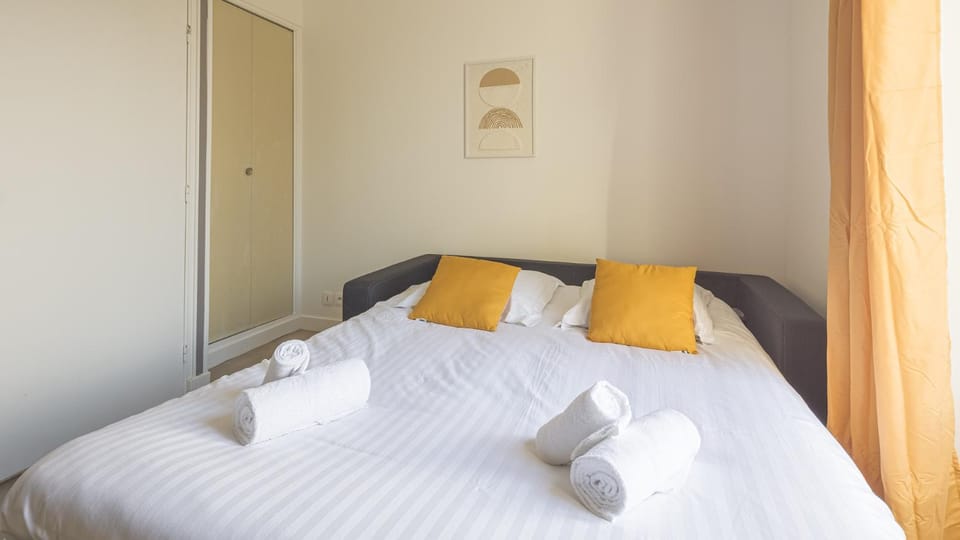 Bed, Bedroom, towels