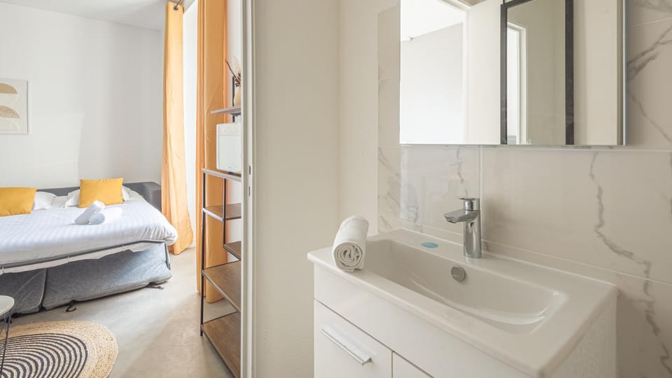 Bed, Bathroom, Photo of the whole room