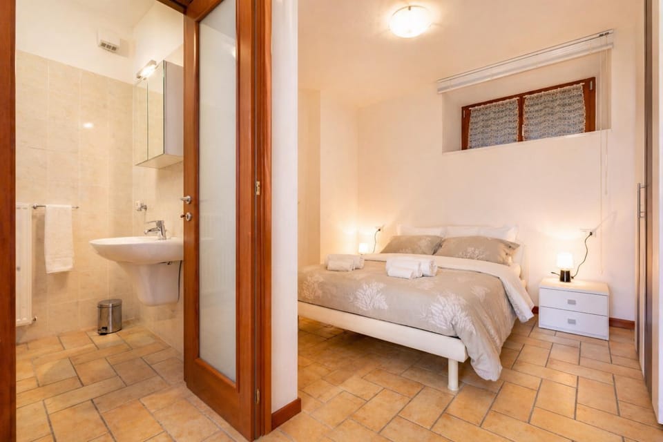 Toilet, Bed, Bathroom, Photo of the whole room, Bedroom, towels