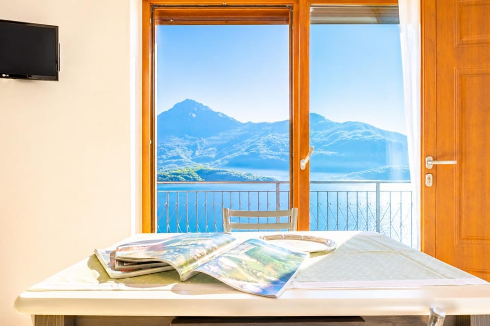 Natural landscape, TV and multimedia, Dining area, Lake view, Mountain view, towels