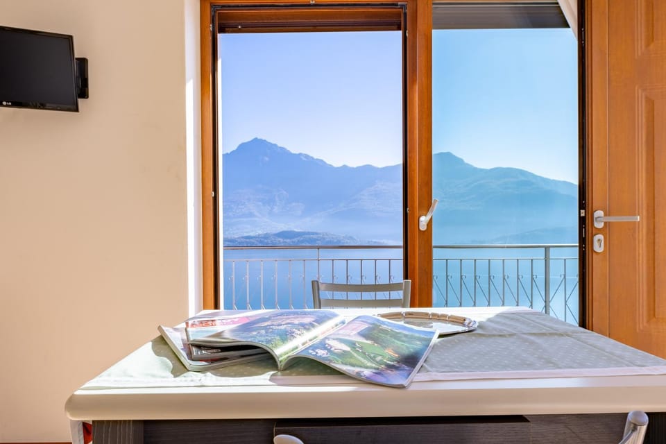 Natural landscape, TV and multimedia, View (from property/room), Balcony/Terrace, Lake view, Mountain view