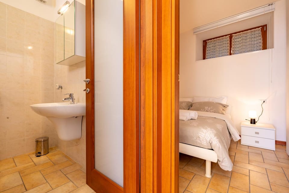 Shower, Toilet, Bed, Bathroom, Photo of the whole room, Bedroom, towels