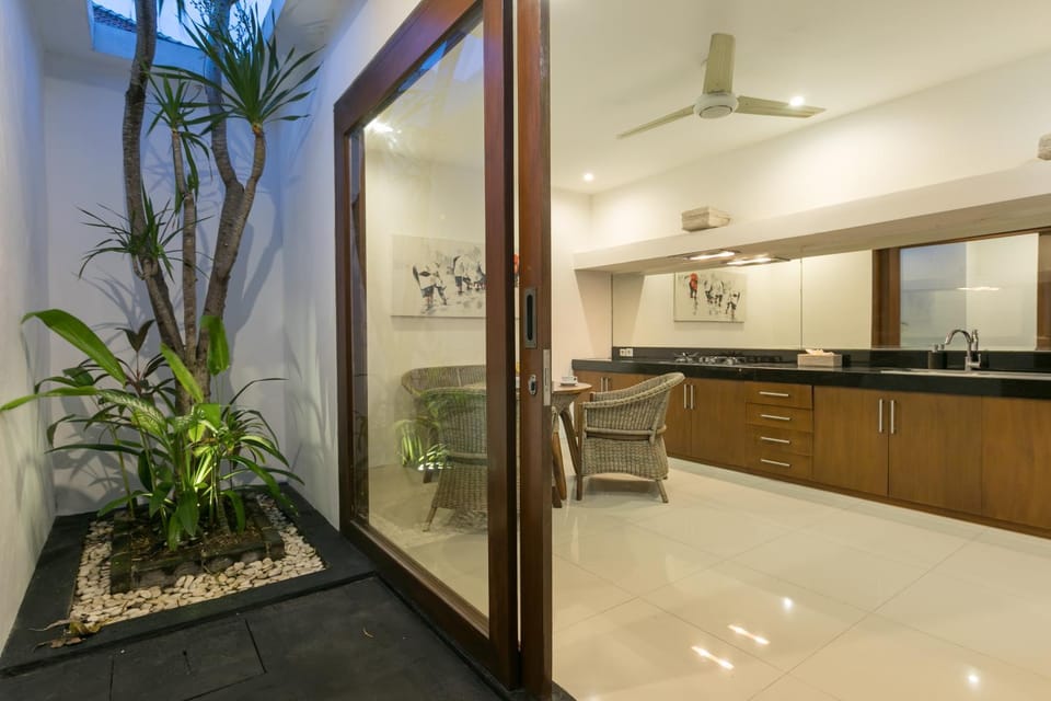 Kitchen or kitchenette, Dining area