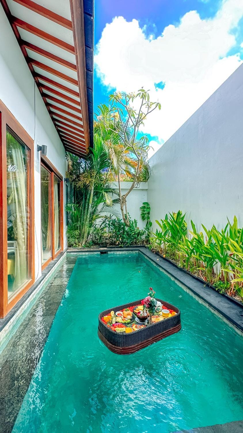 Pool view, Swimming pool, Breakfast