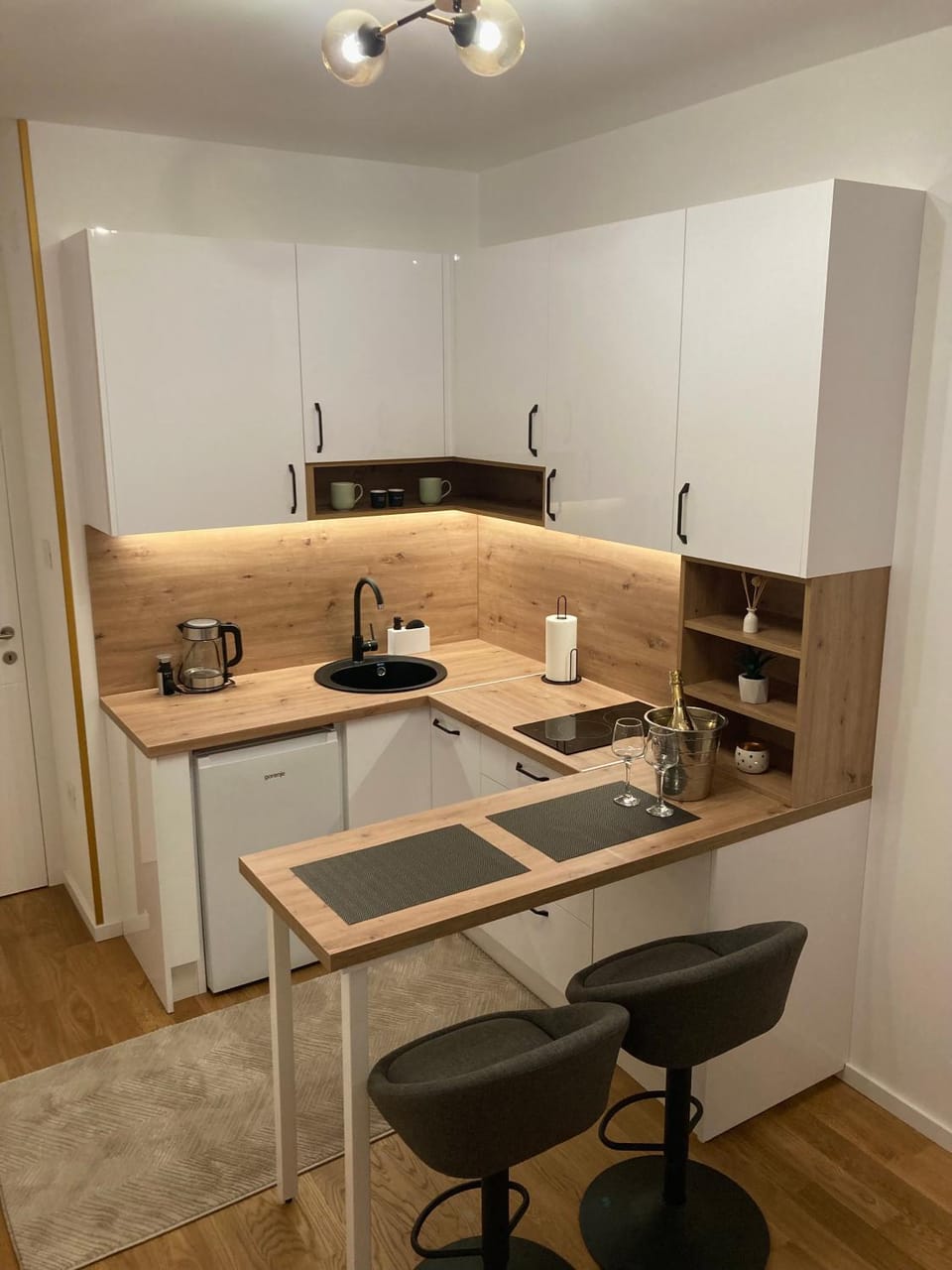 Coffee/tea facilities, Kitchen or kitchenette, Dining area