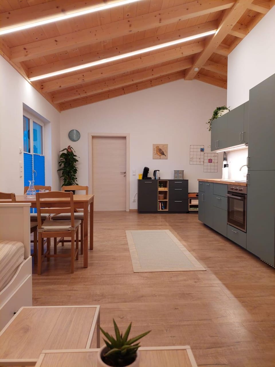 Kitchen or kitchenette, Living room, Seating area, Dining area