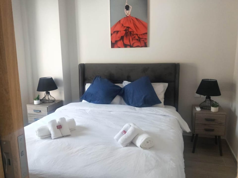 Bed, Photo of the whole room, Bedroom, towels