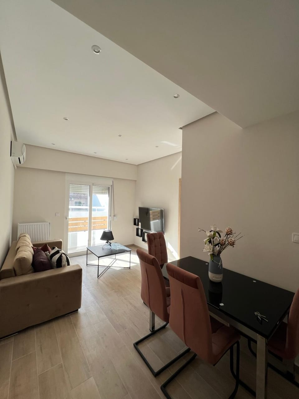 TV and multimedia, Living room, Seating area, Dining area
