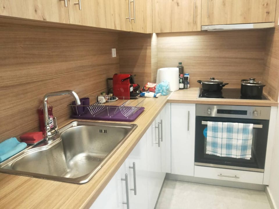 Coffee/tea facilities, Kitchen or kitchenette, stove