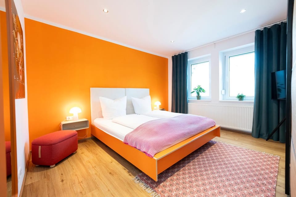 Bed, TV and multimedia, Photo of the whole room, Seating area, Bedroom, wardrobe