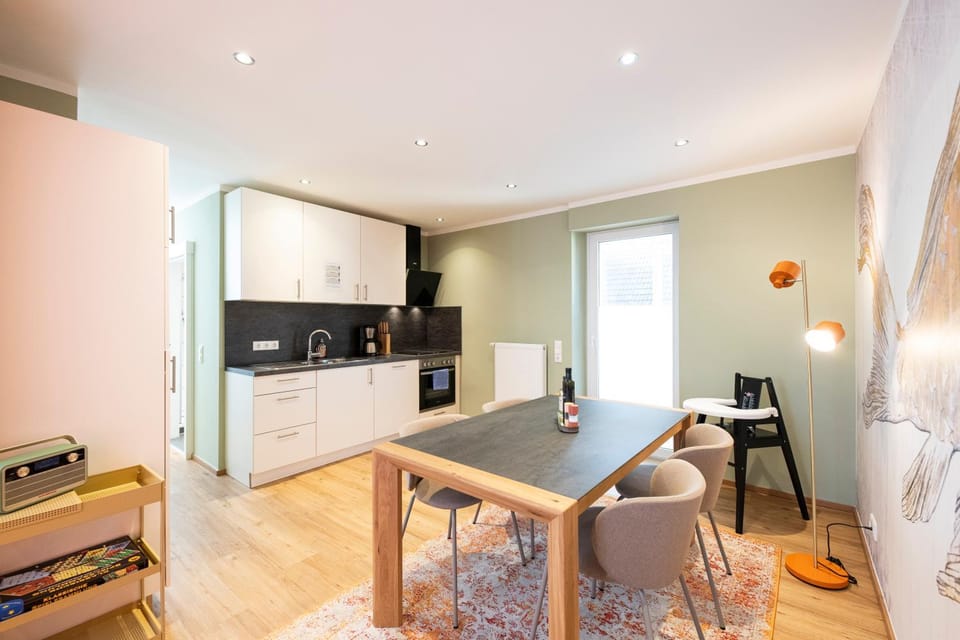 Kitchen or kitchenette, Seating area, Dining area