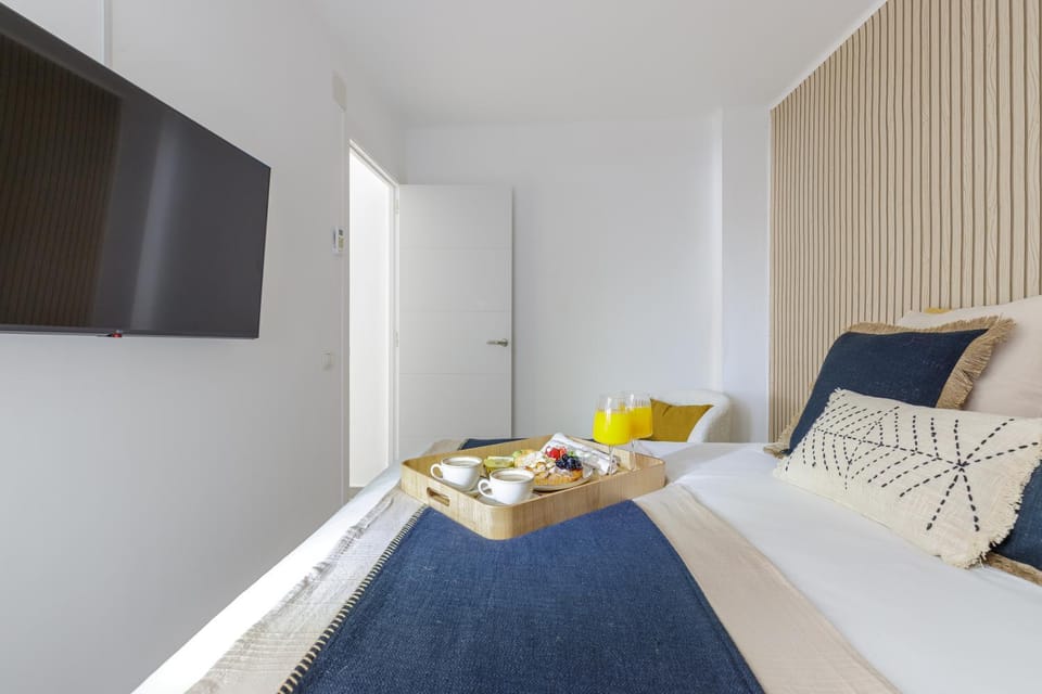 Bed, TV and multimedia, Bedroom