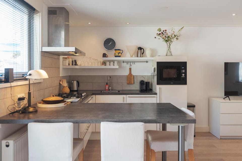 Coffee/tea facilities, Kitchen or kitchenette, stove