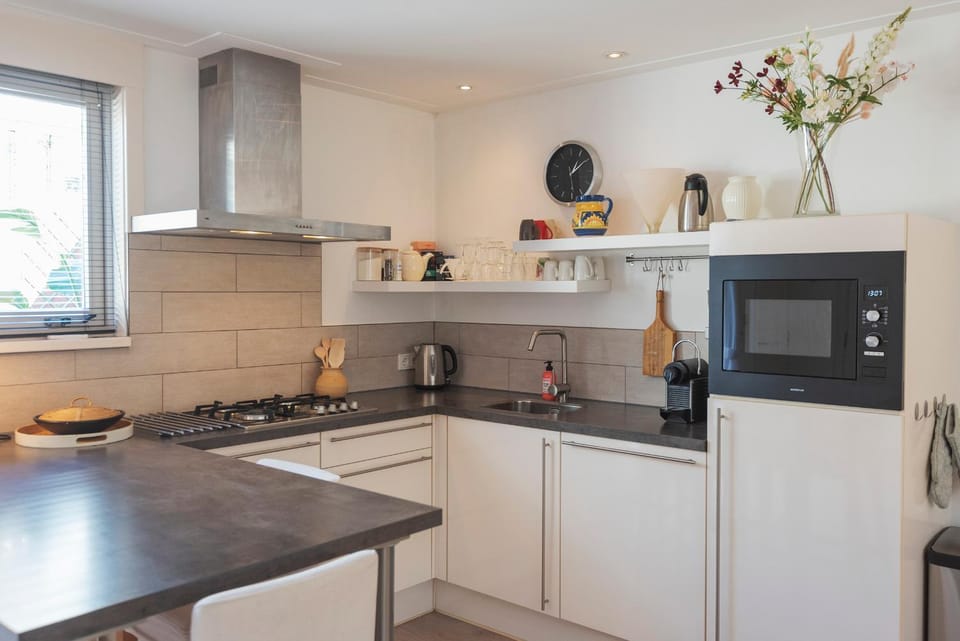 Coffee/tea facilities, Kitchen or kitchenette, dishwasher, stove