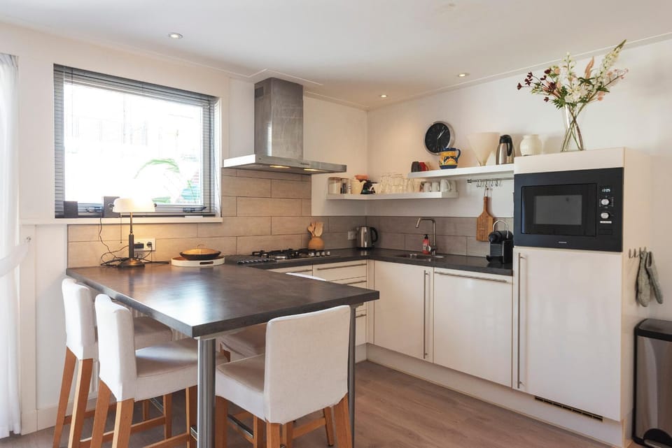 Coffee/tea facilities, Kitchen or kitchenette, Dining area, dishwasher, stove