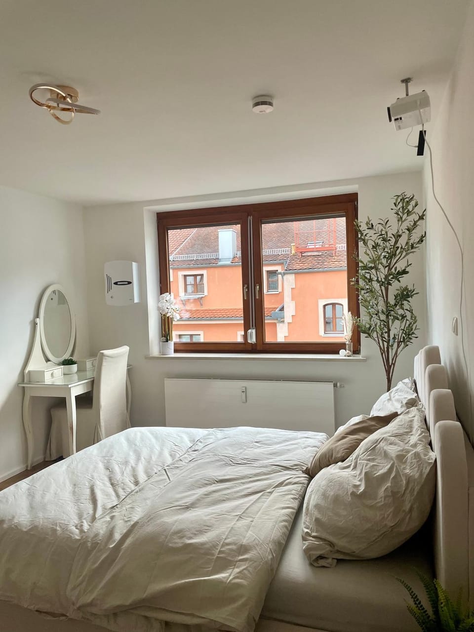 Bed, Photo of the whole room, Seating area, Bedroom