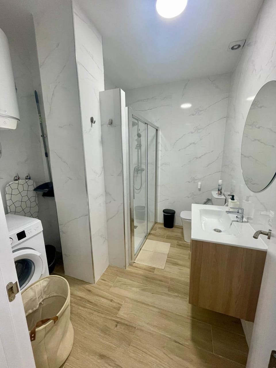 Shower, Toilet, Bathroom, towels