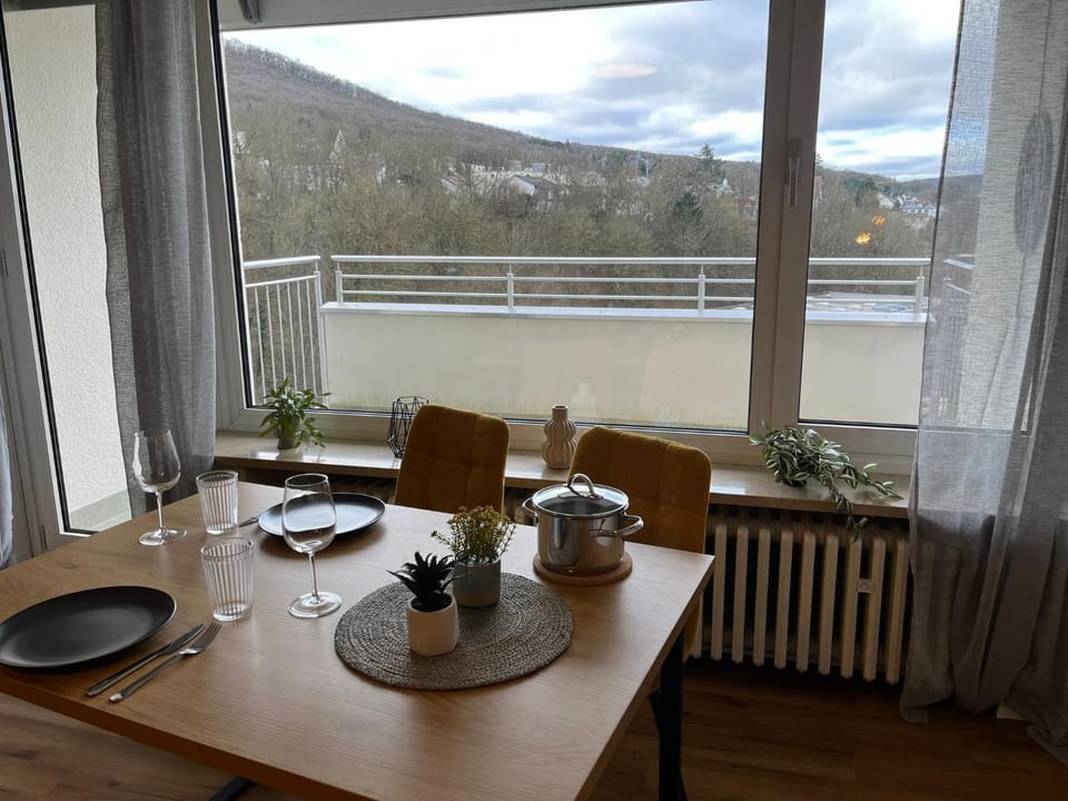 View (from property/room), Balcony/Terrace, Dining area, Mountain view