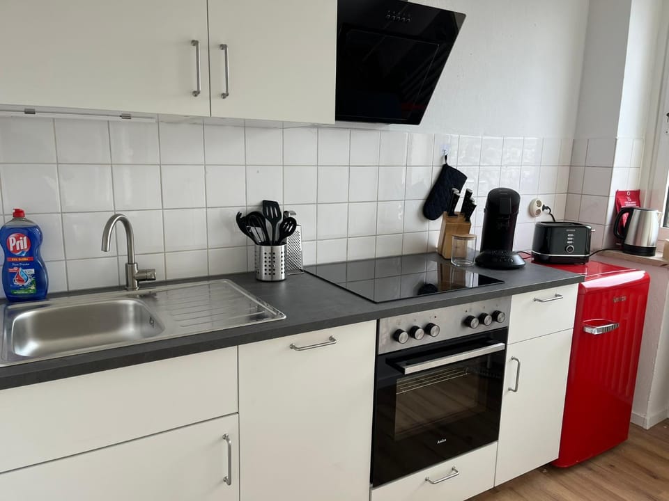 Coffee/tea facilities, Kitchen or kitchenette, dishwasher, stove, toaster
