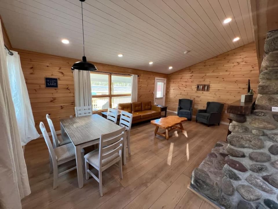 'Hillside' Cottage on the lake House in Michigan