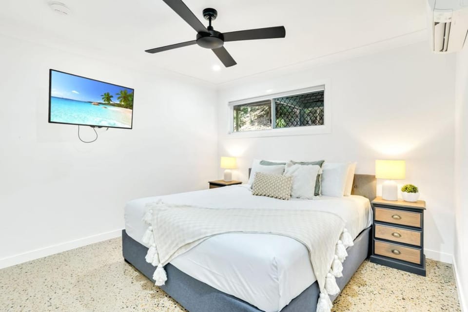 Bed, TV and multimedia, Photo of the whole room, Bedroom
