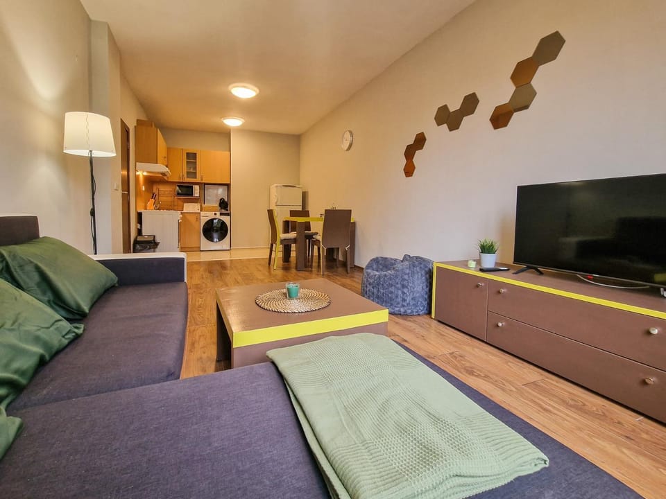 TV and multimedia, Kitchen or kitchenette, Living room, Seating area