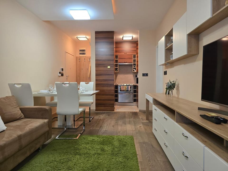 TV and multimedia, Living room, Seating area, Dining area