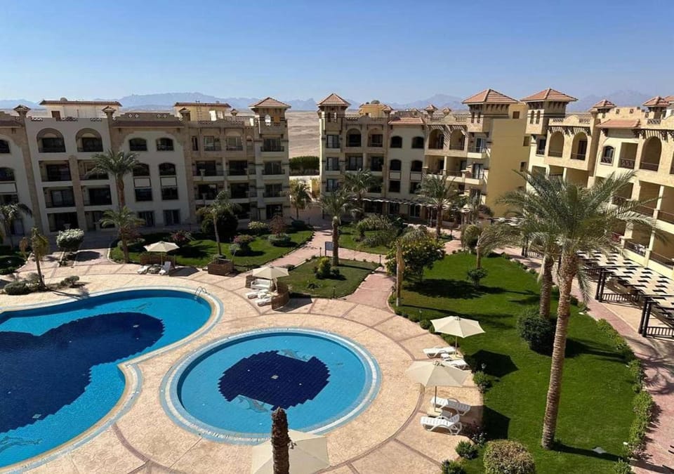 Property building, Patio, Spring, Day, Natural landscape, Garden, City view, Pool view, Swimming pool, Swimming pool, Location, sunbed