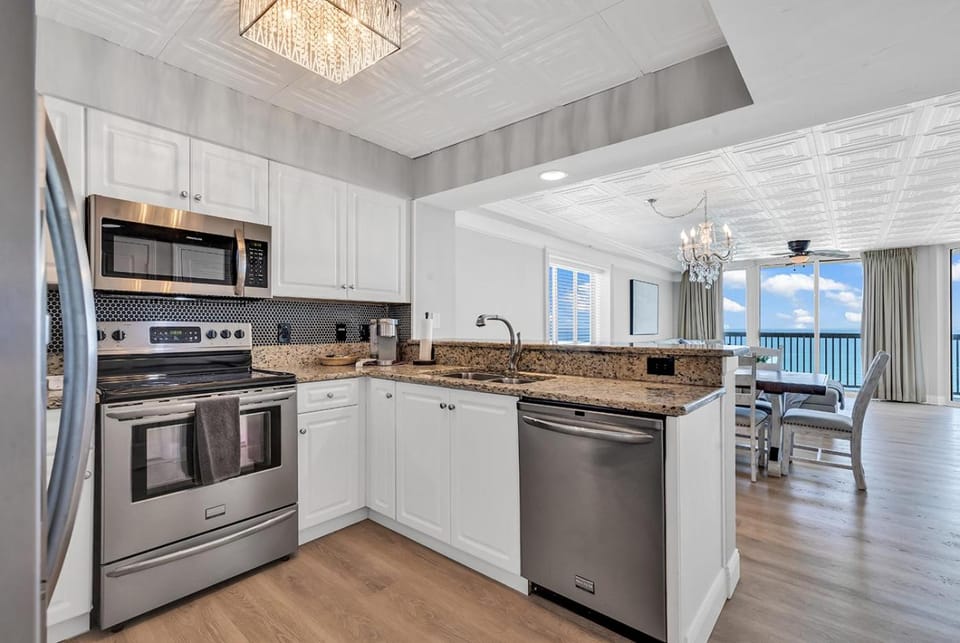 Kitchen or kitchenette, dishwasher, oven, toaster