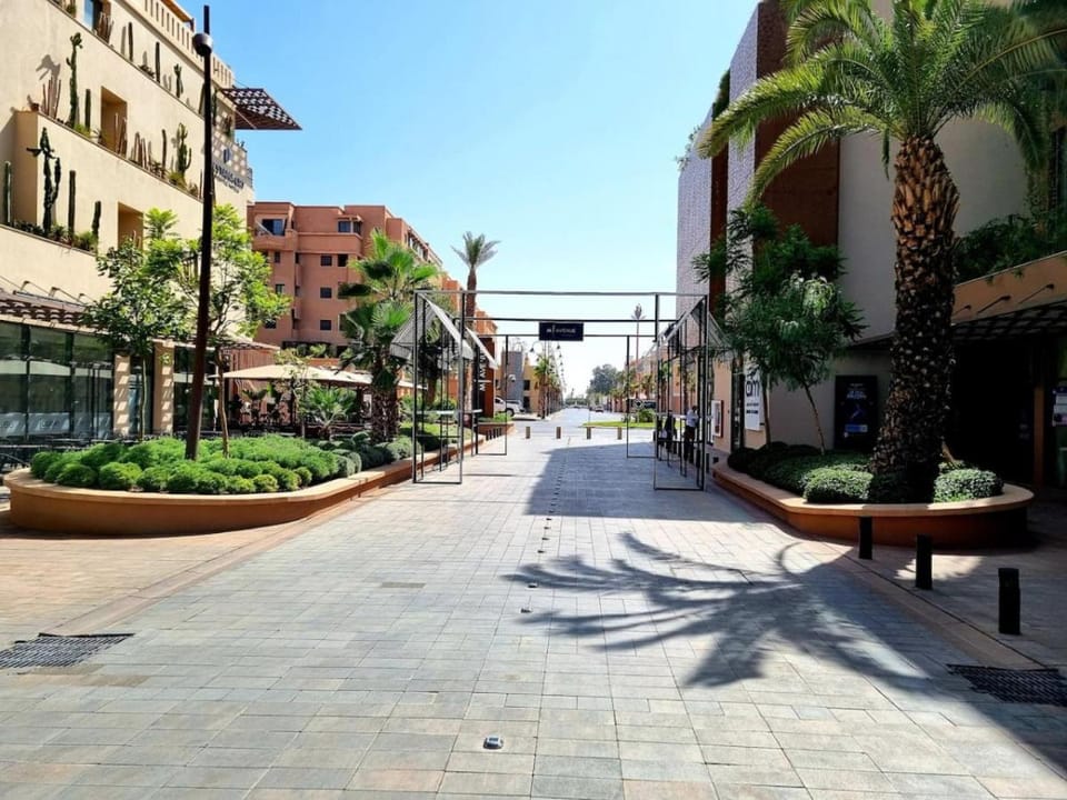 Neighbourhood, Street view