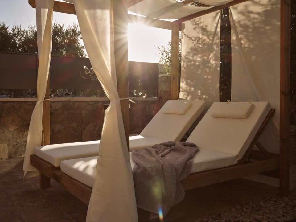 Seating area, sunbed