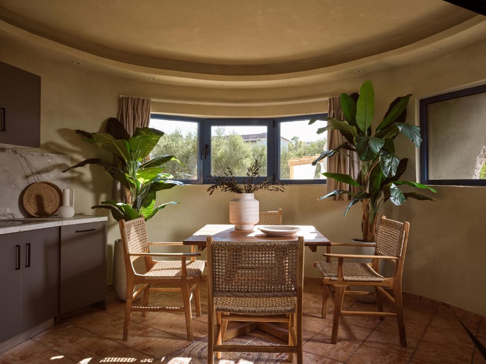 Seating area, Dining area, kitchen