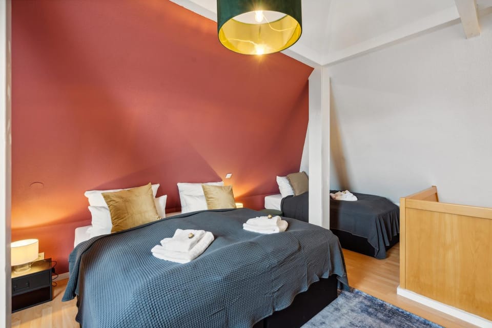 Bed, Photo of the whole room, Bedroom, towels