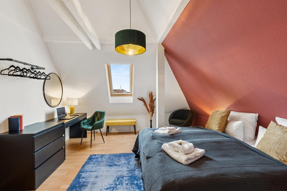 Bed, Photo of the whole room, Seating area, Bedroom, towels