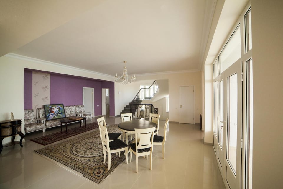Seating area, Dining area